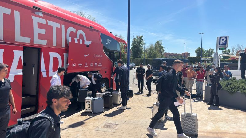 El Atlético aterriza en Sevilla listo para la final ante la Real Sociedad