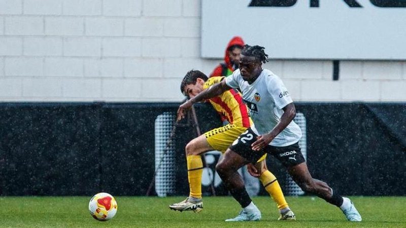 David Otorbi renueva con el Valencia CF hasta 2028 y muestra su gran evolución