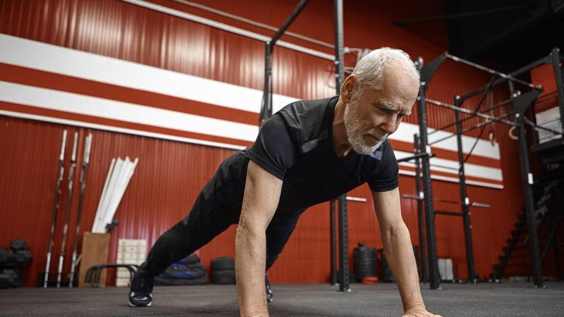 Ejercicios simples para mayores de 60: flexiones que fortalecen y previenen enfermedades