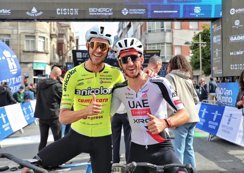 Adam Yates se adueña del ‘maillot’ amarillo en O Gran Camiño mientras mira al Giro de Italia