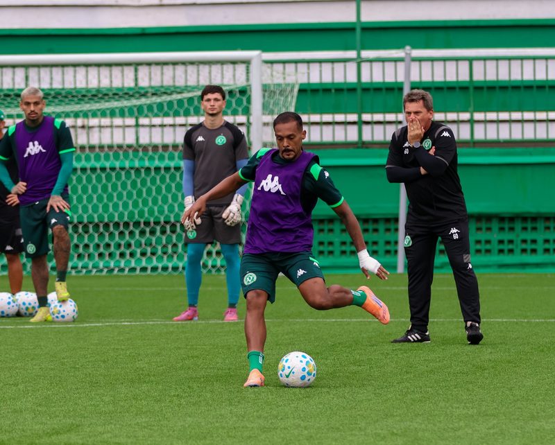 Chapecoense busca sair do Z-4 com mudanças na escalação contra o Botafogo