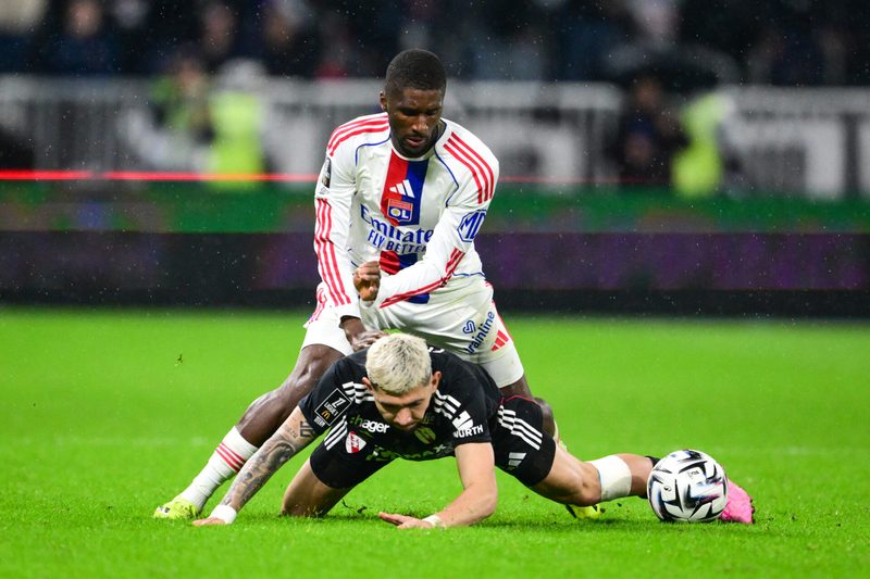 Clinton Mata célèbre son 500e match en carrière face au PSG