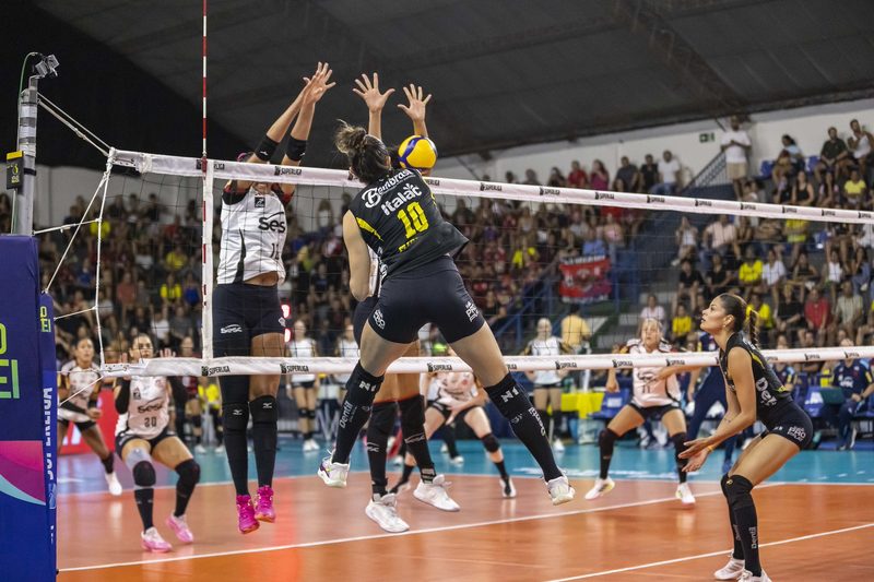 Sesc-Flamengo busca reverter situação contra Praia Clube nas semifinais da Superliga