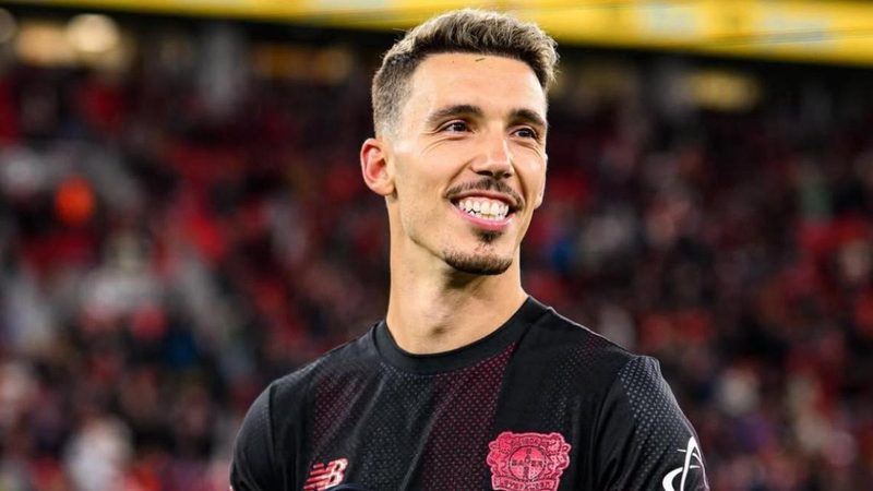 Grimaldo podría dejar Bayer Leverkusen: Barça, Juventus y Milan en la carrera