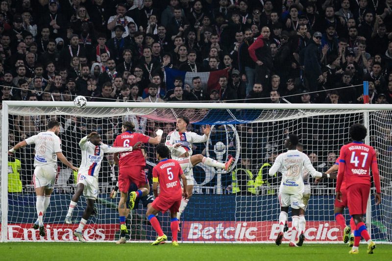 L'OL face à un défi colossal : peut-il surprendre le PSG ce dimanche ?