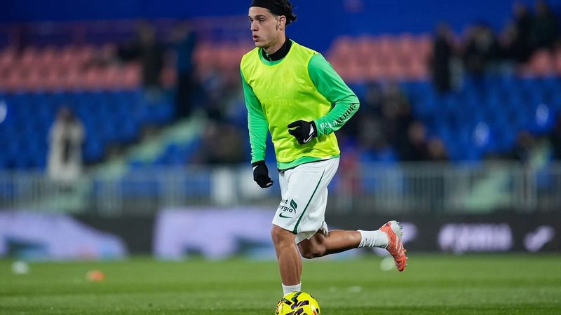 Barcelona Targets Inter's Bastoni in Potential Swap Deal Involving Young Talent