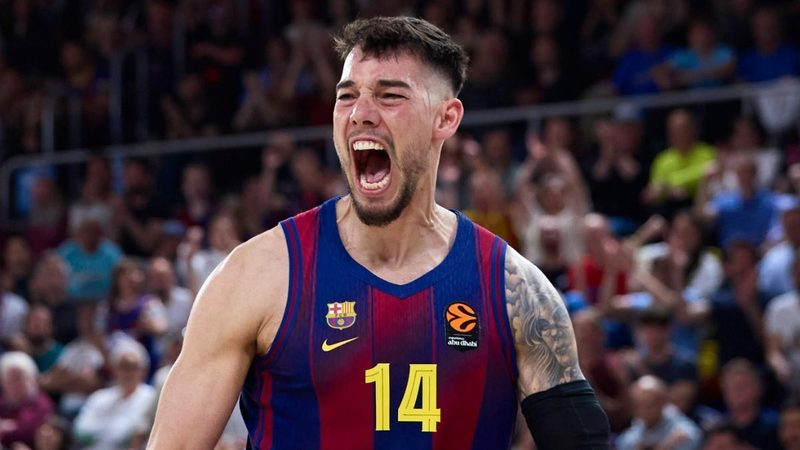 Willy Hernangómez brinda sonrisas a niños en el Hospital de Sant Pau