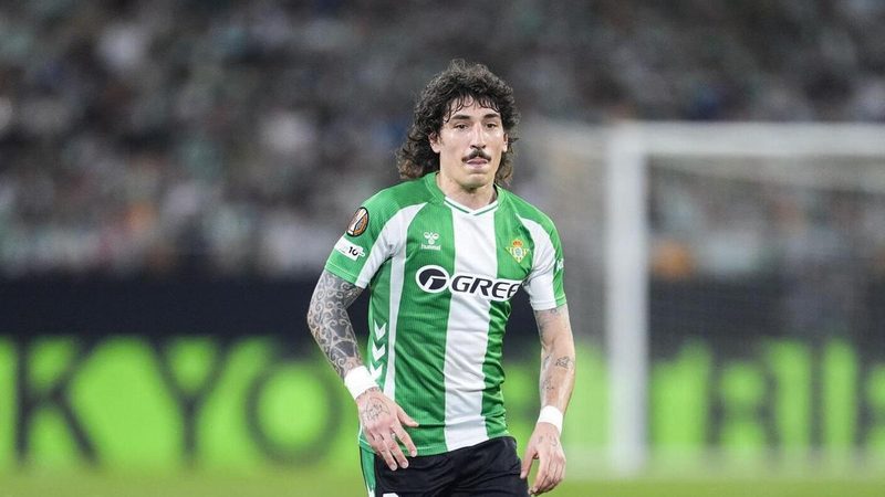 Bellerín reflexiona tras la dura eliminación del Betis en Europa: "Siento un dolor inmenso"