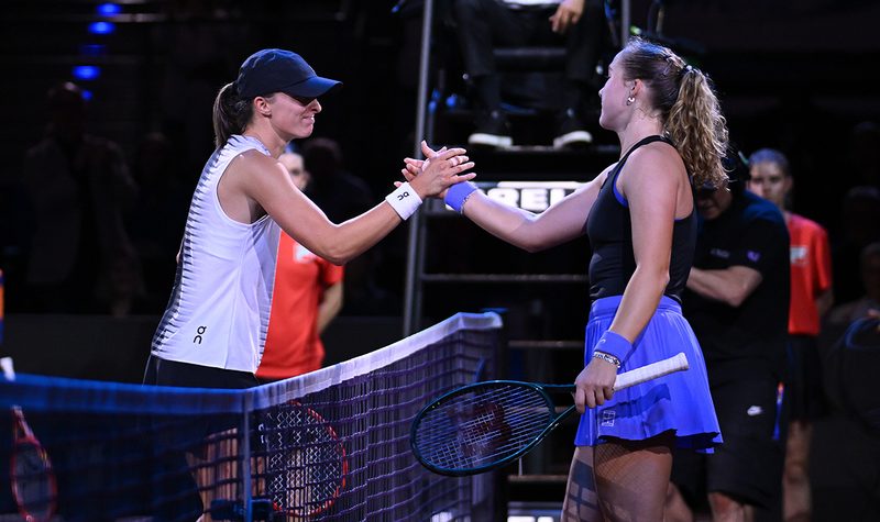 Mirra Andreeva brilha com jogo agressivo e Iga Swiatek foca no futuro