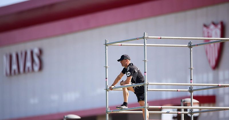 García Plaza adopta el estilo de Luis Enrique en el entrenamiento del Sevilla FC
