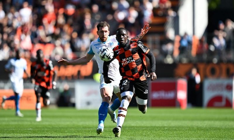 L'Olympique de Marseille s'incline face au FC Lorient (0-2) : Résumé de la 30ᵉ journée