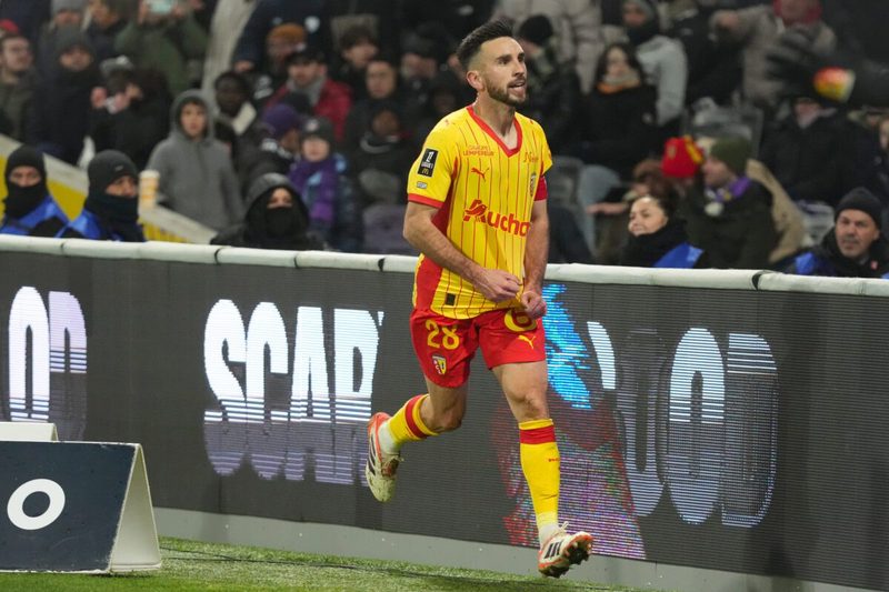 Le RC Lens renverse le Toulouse FC grâce à Adrien Thomasson et reste en course au titre