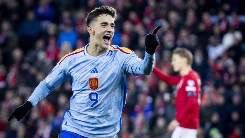 Gavi busca un lugar en la medular de la Roja ante el Mundial