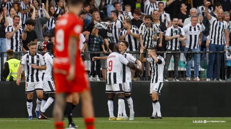 Málaga CF enfrenta presión tras victorias de Racing, Las Palmas y Castellón