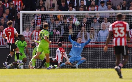 Leno's Late Heroics Secure Draw as Fulham Stifles Brentford's European Aspirations