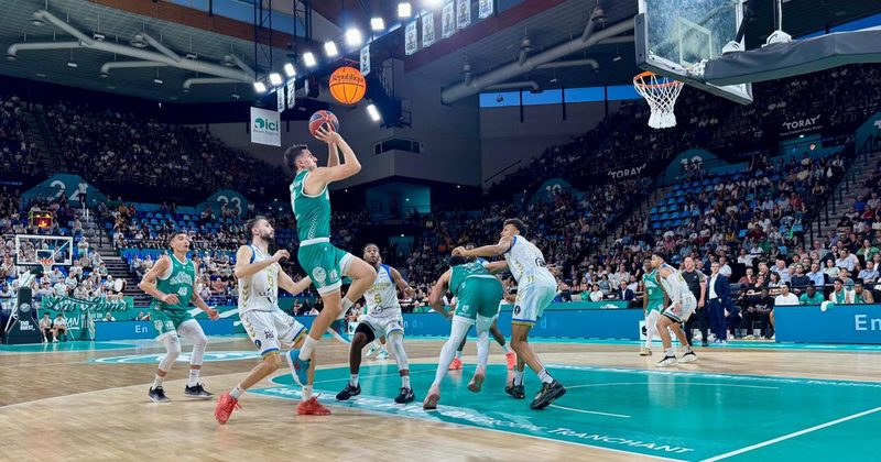 L'Élan Béarnais signe son dixième succès de rang face à Champagne Basket (78-74)