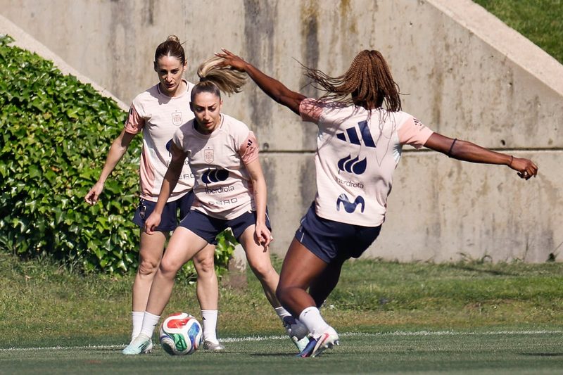 España se aferra a la clasificación directa al Mundial tras caer ante Inglaterra