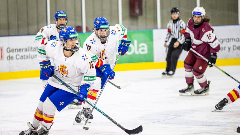 España celebra su primera victoria histórica en la División I femenina de hockey hielo