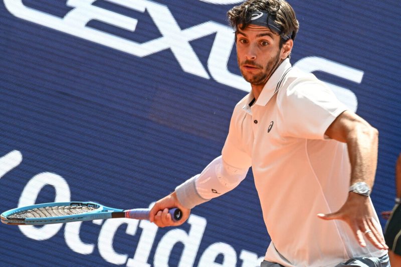 Lorenzo Musetti affronta una corsa contro il tempo verso il Roland Garros