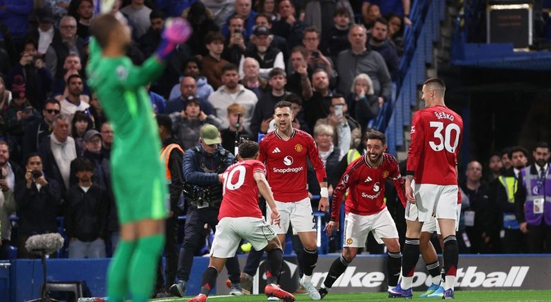 Manchester United se consolidou no terceiro lugar após vitória em Stamford Bridge