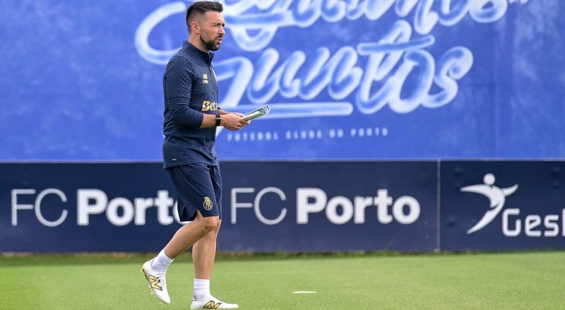 Farioli destaca foco total no Tondela e evita distrações com dérbi contra o Sporting