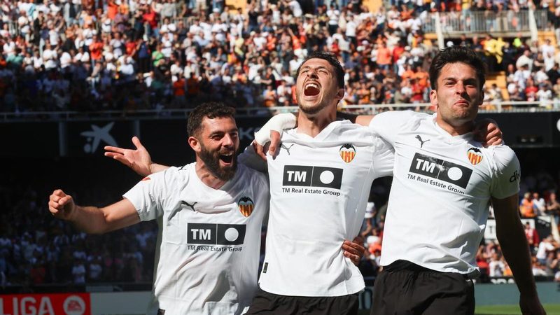 Valencia CF prioriza la renovación de Guido Rodríguez ante un futuro incierto
