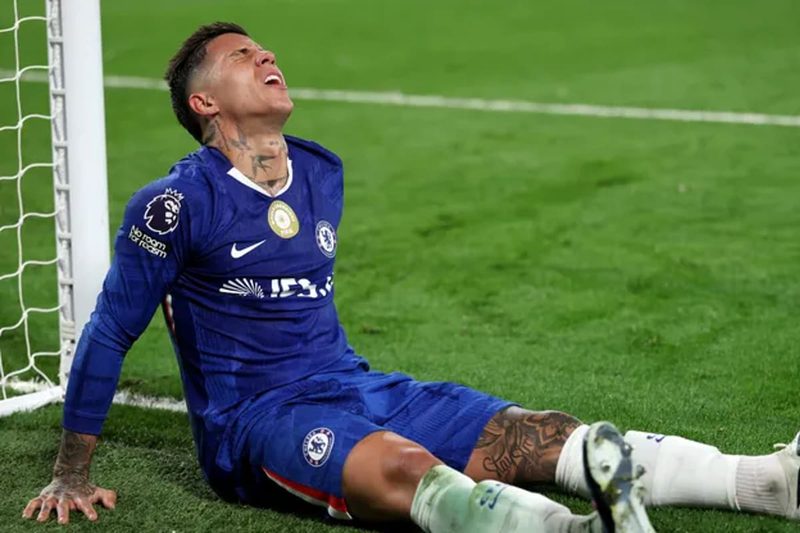 Enzo Fernández sufre en Chelsea: derrota ante Manchester y dudas por su lesión