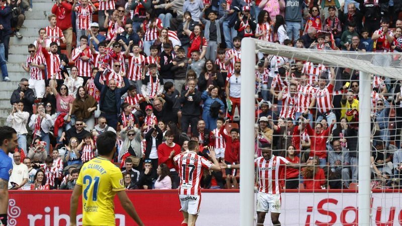 El Sporting logra una victoria contundente ante el Cádiz con un 3-0 en El Molinón