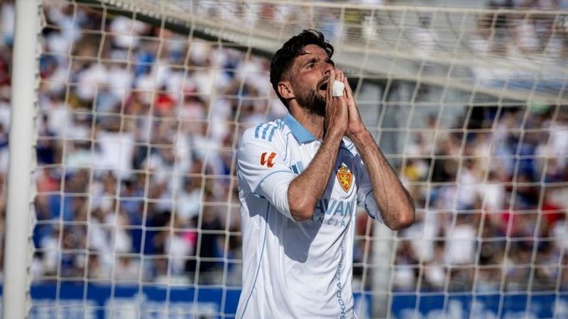 El Real Zaragoza se hunde en un mar de errores y resignación