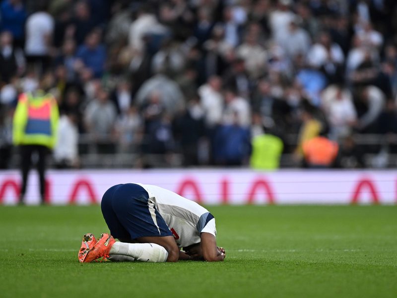 Tottenham enfrenta crisis y racismo: hinchas insultan a jugador en plena pelea por el descenso