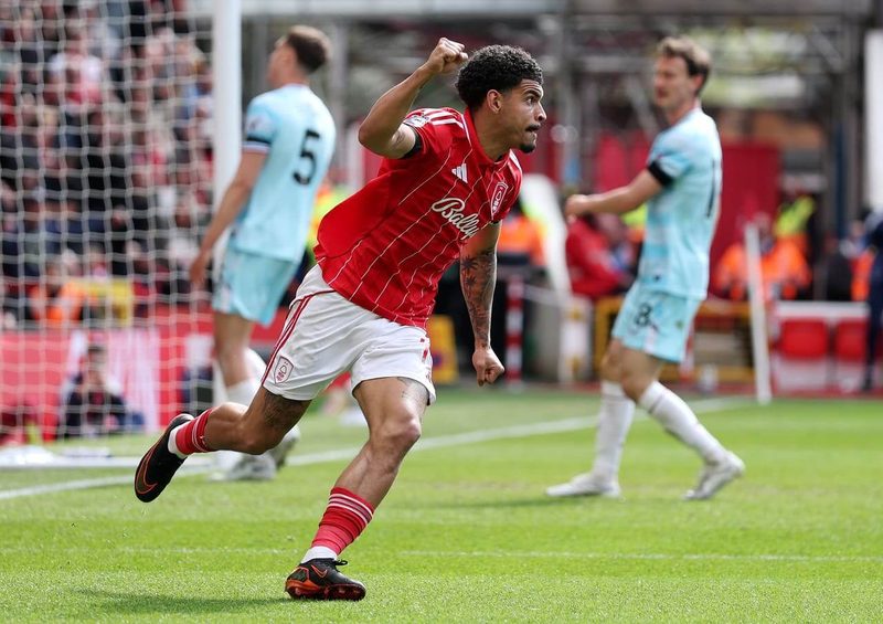 Nottingham Forest explode com hat-trick de Gibbs-White e goleia Burnley