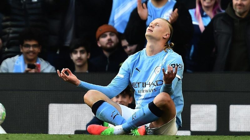 El Manchester City acorta distancias con el Arsenal tras una victoria dramática