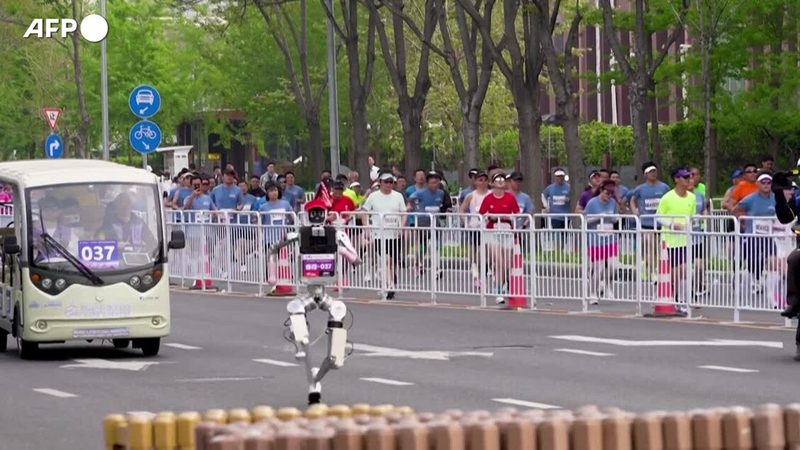 La mezza maratona di Pechino sfida robot e umani in una gara unica