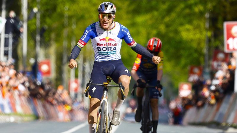 Evenepoel trionfa all'Amstel Gold Race: battuto Skjelmose in volata
