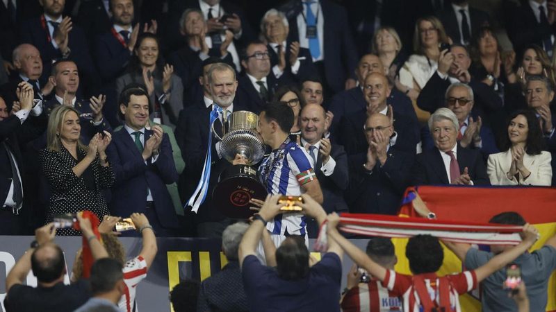 La polémica del desplante de Oyarzabal a Ayuso tras la final de la Copa del Rey