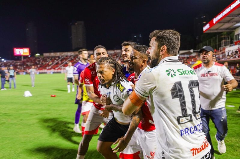 Incidente de racismo marca jogo entre Operário-PR e Vila Nova na Série B