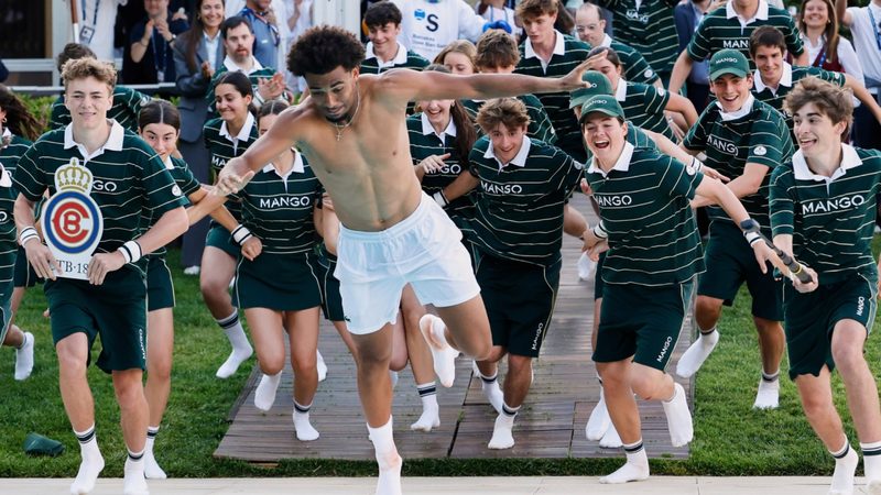 Arthur Fils celebra su victoria en el Godó lanzándose a la piscina con los recogepelotas