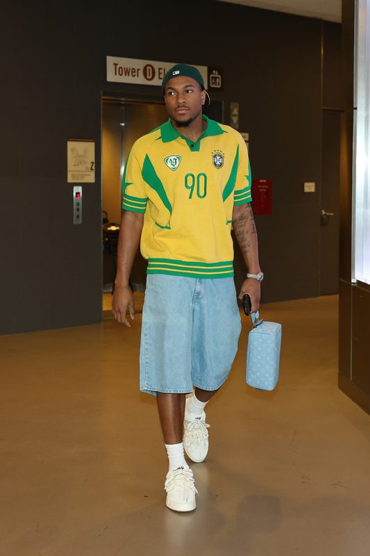 Miles McBride surpreende ao usar camisa da seleção brasileira em vitória dos Knicks