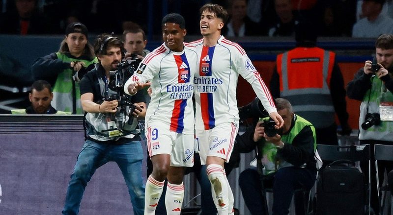 Lyon surpreende PSG com vitória no Parque dos Príncipes e se aproxima da Liga dos Campeões