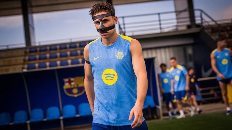 Fermín regresa al entrenamiento del Barça con máscara tras su lesión en Champions