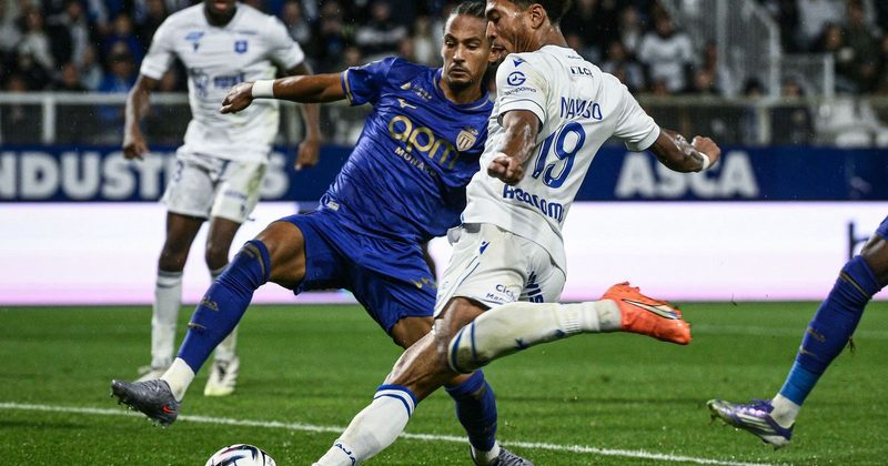 L'AJA tient bon face à Monaco : un match nul crucial pour la lutte au maintien