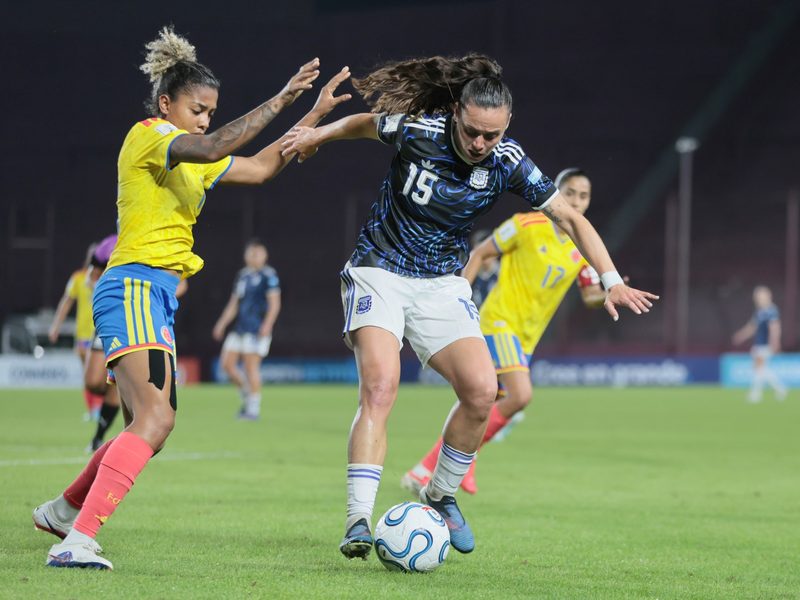 Argentina mantiene el liderazgo tras un empate sin goles contra Colombia