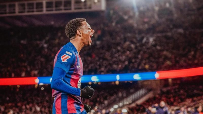 Aston Villa desmiente interés por Alejandro Balde a pesar de oferta millonaria