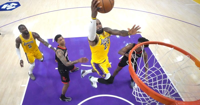 LeBron James lidera a los Lakers en el inicio de los Playoffs de la NBA