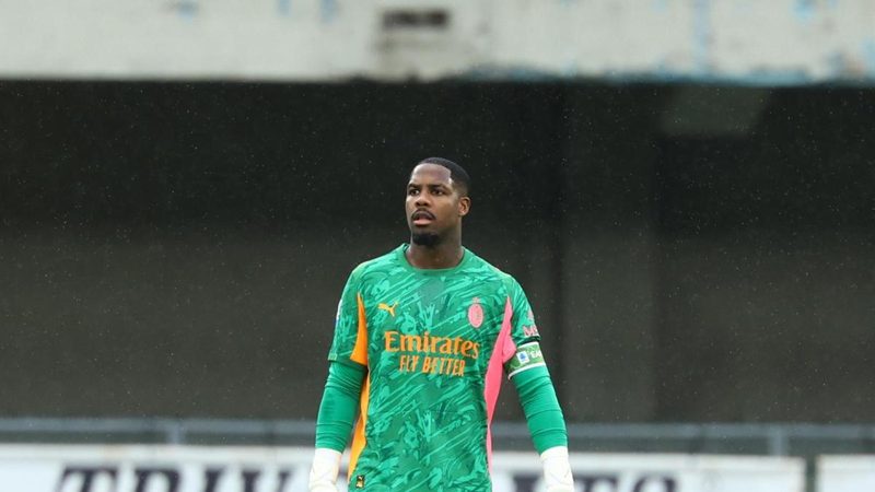 Tifosi del Verona contro Maignan e Leao: un pomeriggio di insulti e razzismo