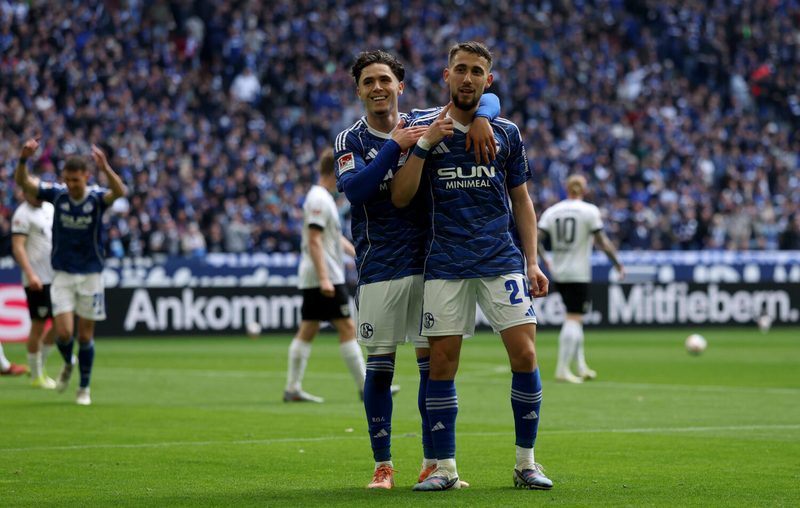 Schalke 04 festigt Aufstiegsambitionen mit souveränem Sieg gegen Preußen Münster