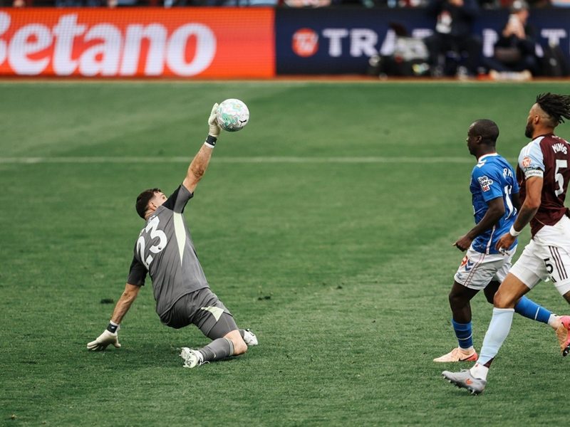 Dibu Martínez brilla con una atajada clave en el triunfo del Aston Villa