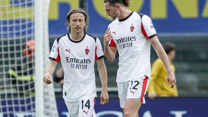 El Milan se aferra al Scudetto tras la caída del Nápoles