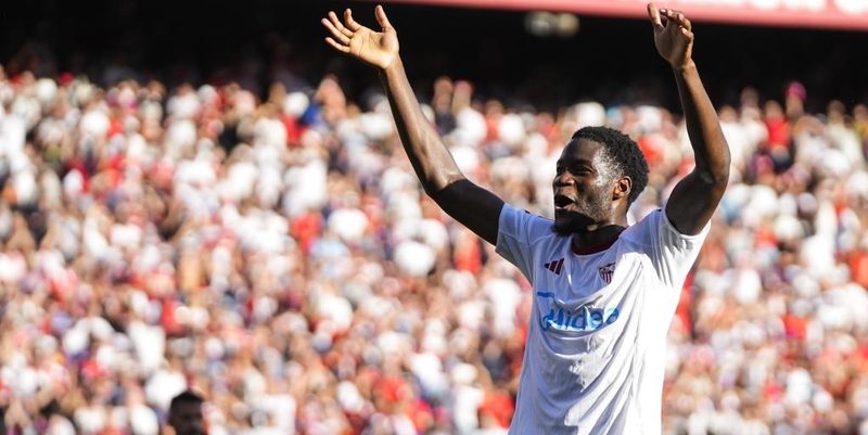 El Sevilla FC busca reestructurar su futuro con las ventas de Agoumé y Vargas