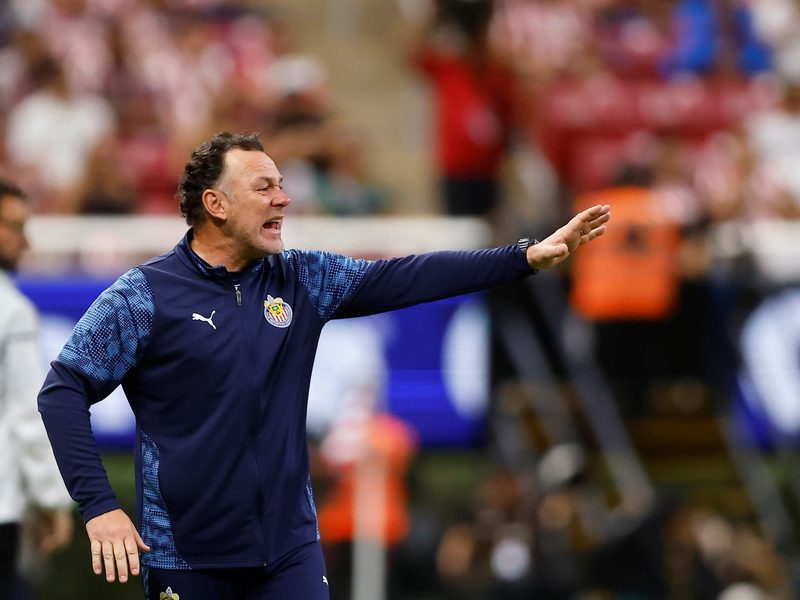 Milito exige más a las Chivas tras golear 5-0 al Puebla y liderar el Clausura